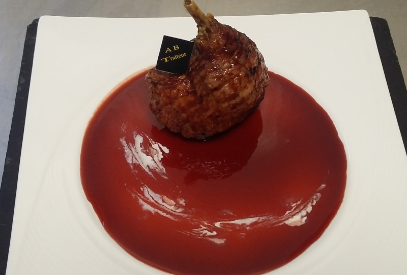 Plat gourmet avec sauce rouge